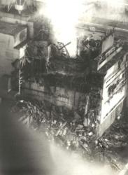 Najsampierwsze zdjęcie uszkodzonego bloku nr 4. Bardzo wczesny ranek 26.04.1986 r. #czarnobyl #historia Ten sam fotograf zrobił też serie zdjęć rozrzuconych elementów reaktora wokół budynku, jednak kliszę były prześwietlone. Resztę zdjęć utajniono. Fotograf całe życie zmagał się ze